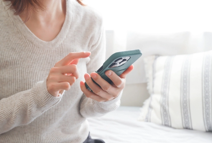 スマートフォンで品物を撮影している様子