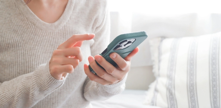 スマートフォンで品物を撮影している様子