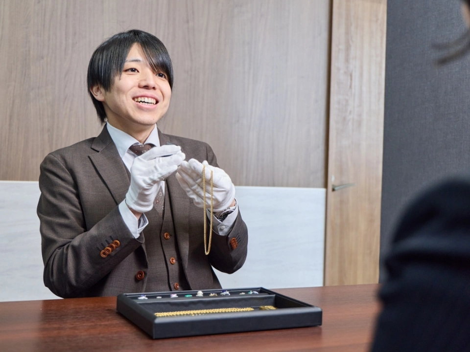 査定員がお客様に査定内容を説明する様子