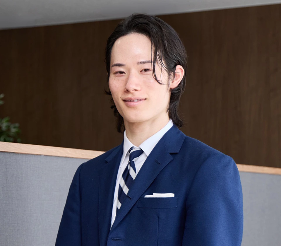 査定員がお品物を確認する様子