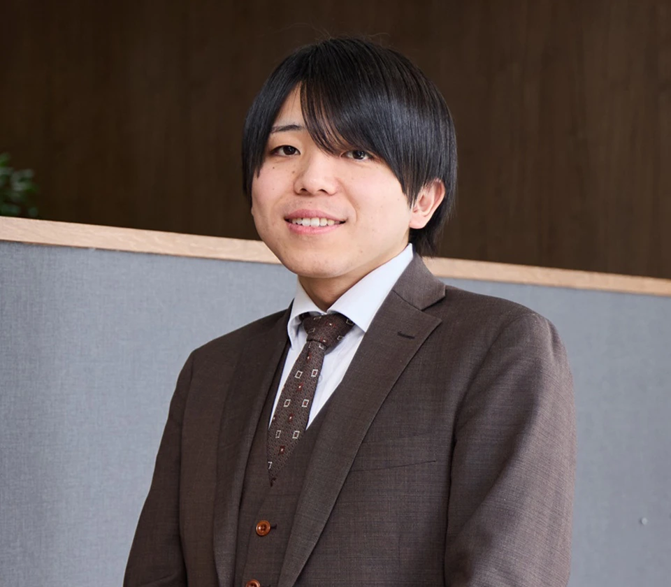査定員がお品物を確認する様子