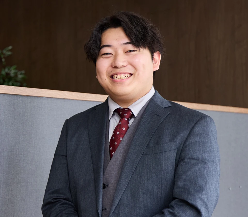 査定員がお品物を確認する様子
