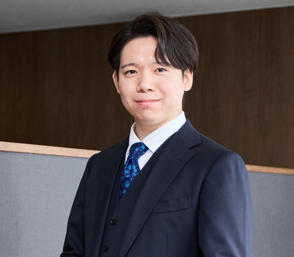 査定員がお品物を確認する様子