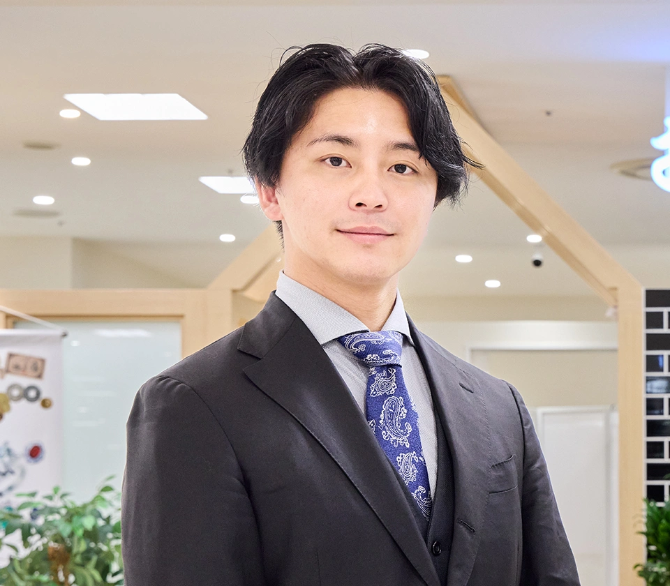査定員がお品物を確認する様子
